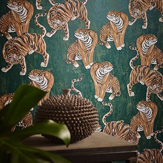 grüne Tapete auf der viele Tiger in verschiedenen Positionen dargestellt sind